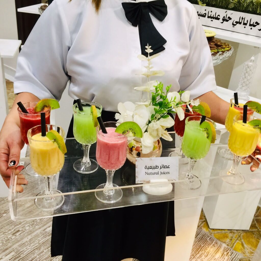 خدمة شاي وقهوة وعصير